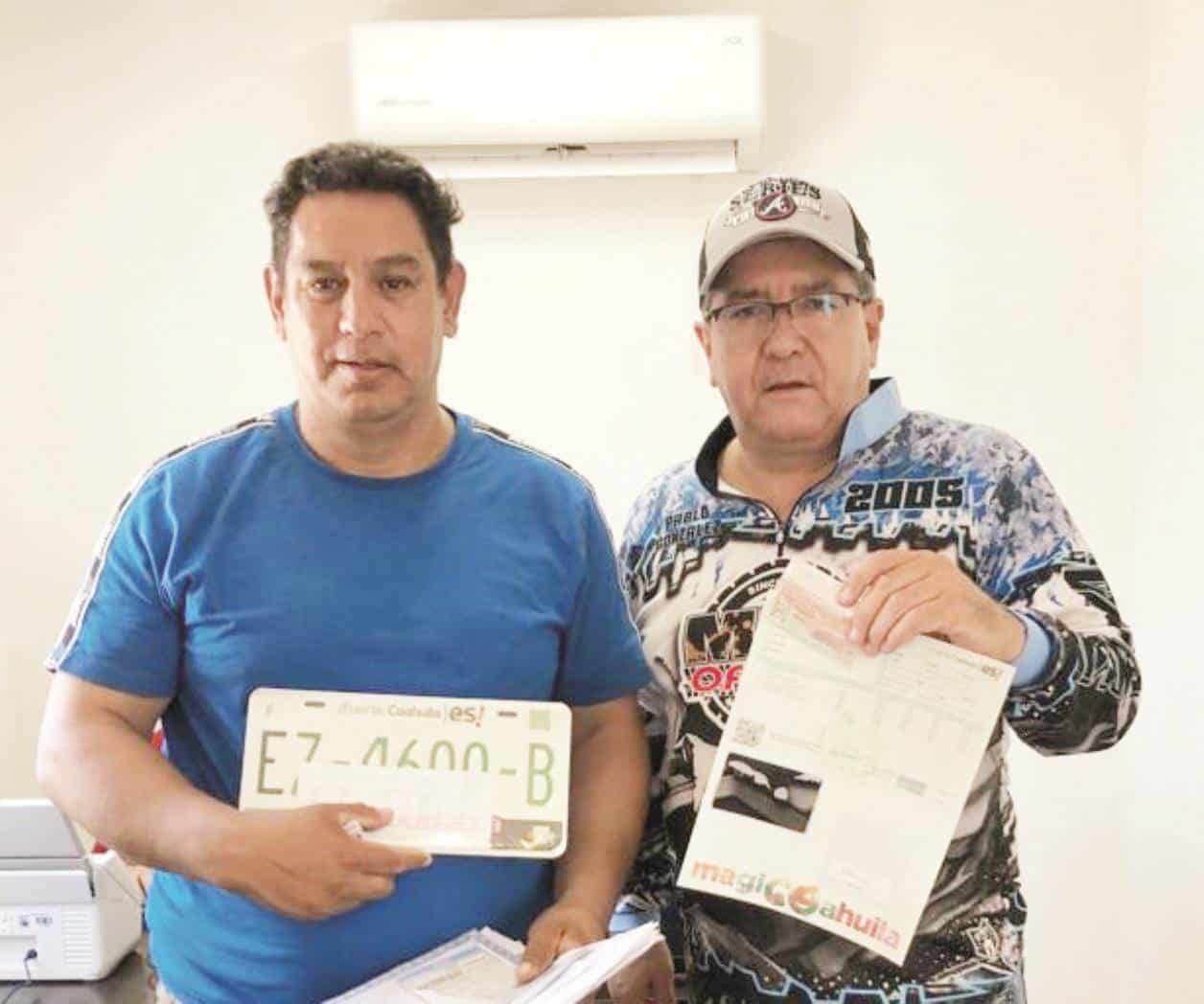 Entregan primeras placas a regularizado