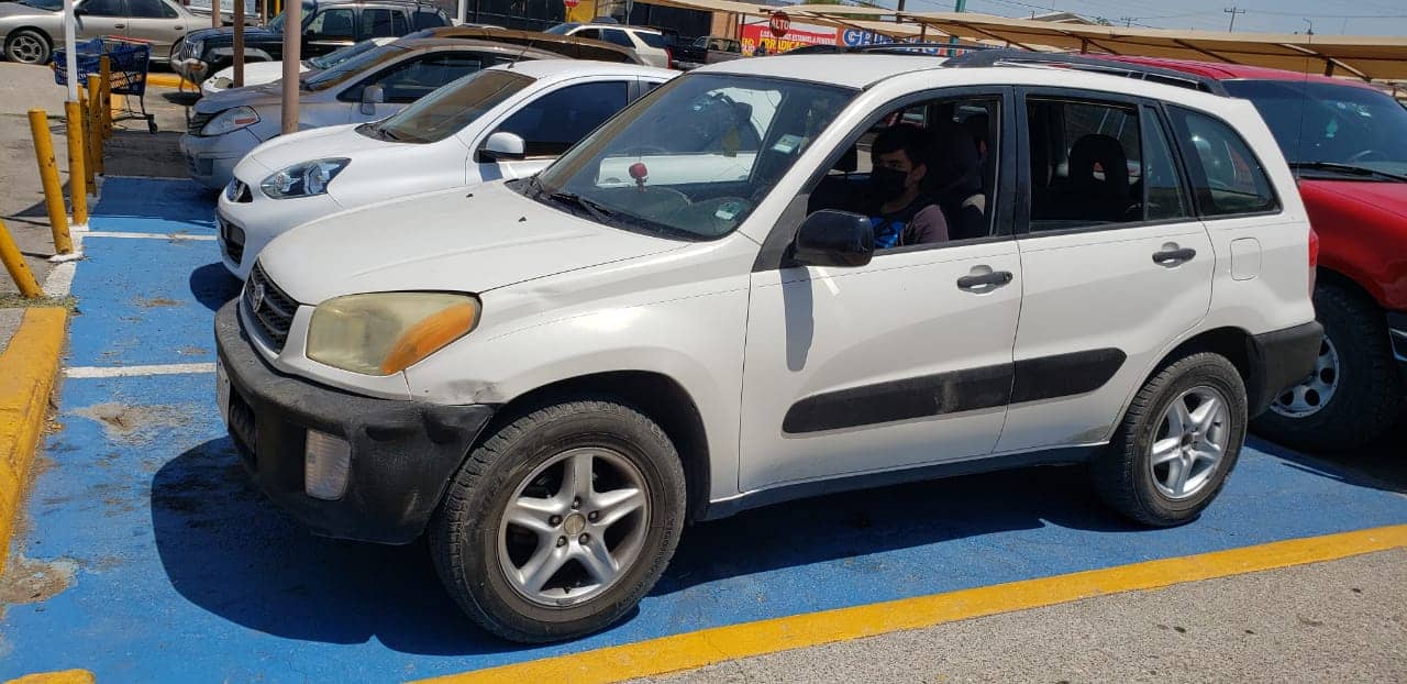 Choca morrito contra un taxi; Por falta de precaución