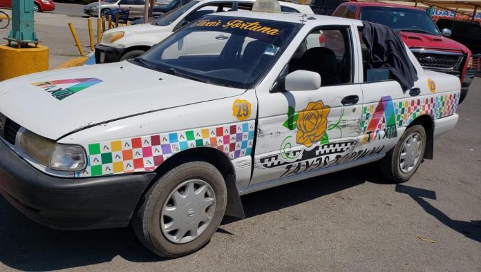 Choca morrito contra un taxi; Por falta de precaución