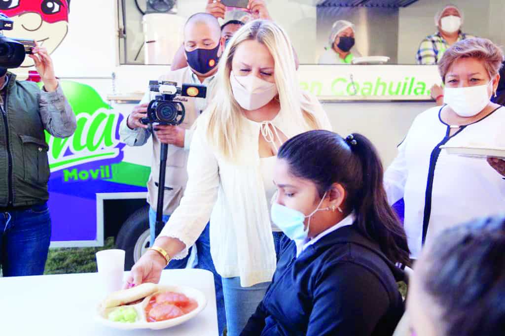 Brinda DIF 10 millones de desayunos escolares