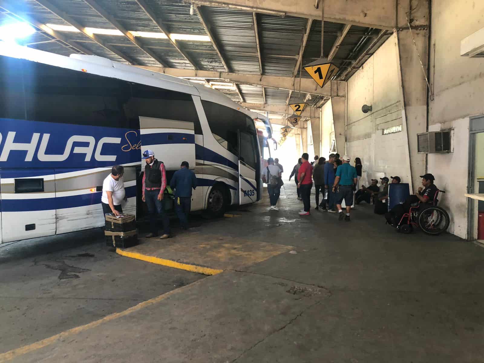 Mantienen restricciones en central de autobuses; Para migrantes