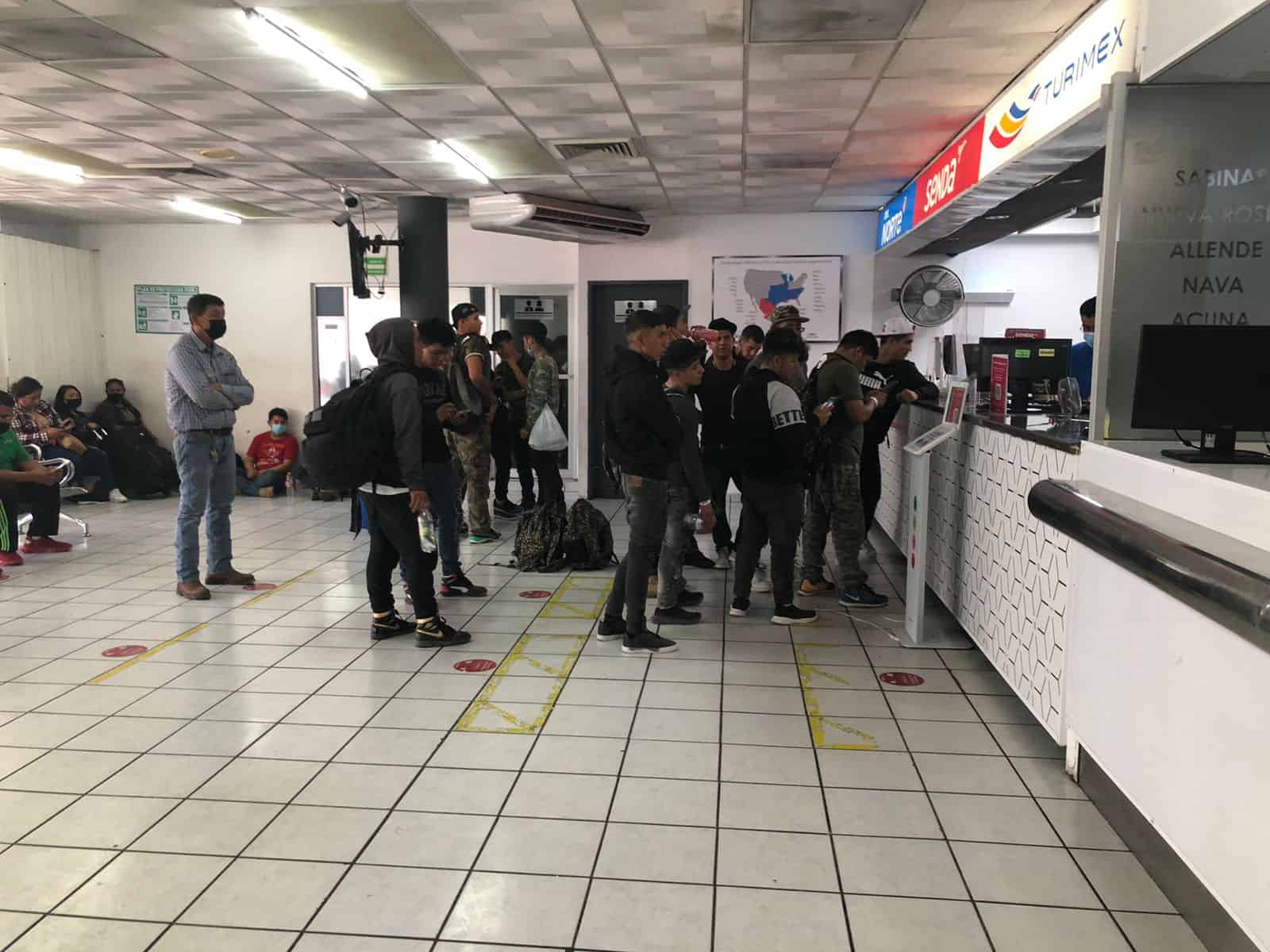 Mantienen restricciones en central de autobuses; Para migrantes
