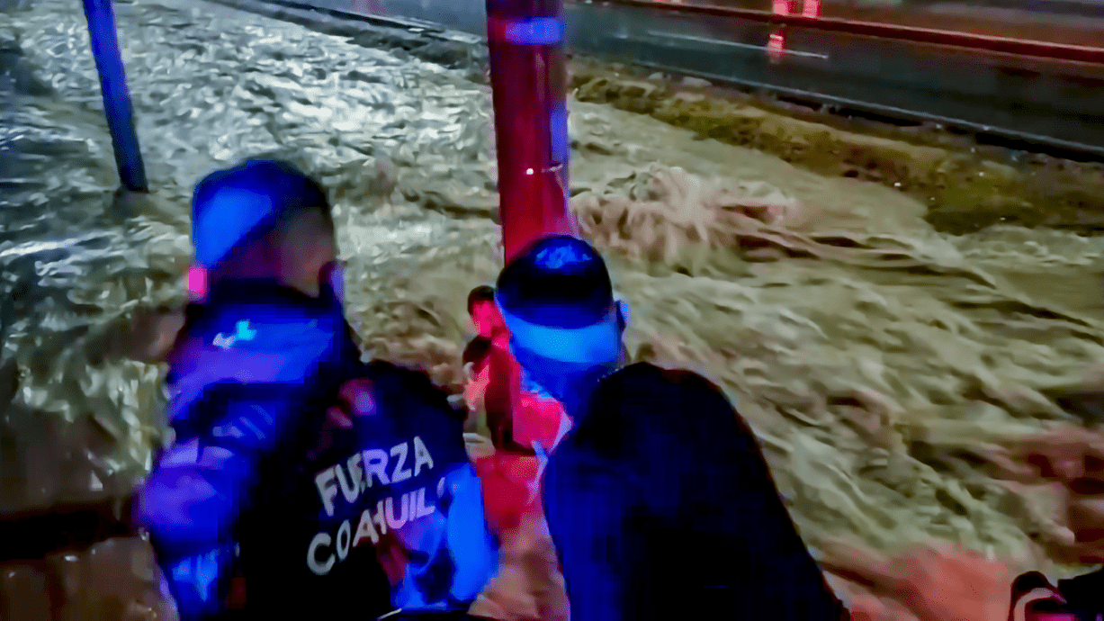 En plena tormenta, rescatan a menor colgado de un poste