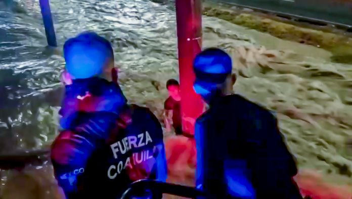 En plena tormenta, rescatan a menor colgado de un poste