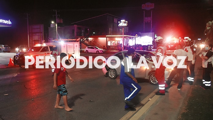 Destroza carros con camioneta