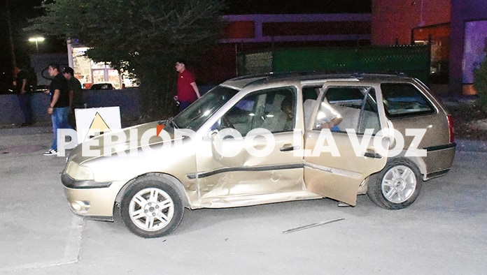 Destroza carros con camioneta