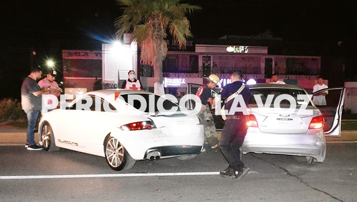 Destroza carros con camioneta