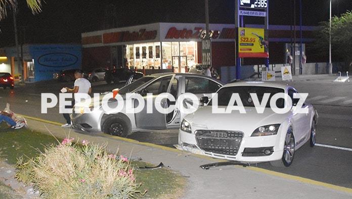 Destroza carros con camioneta