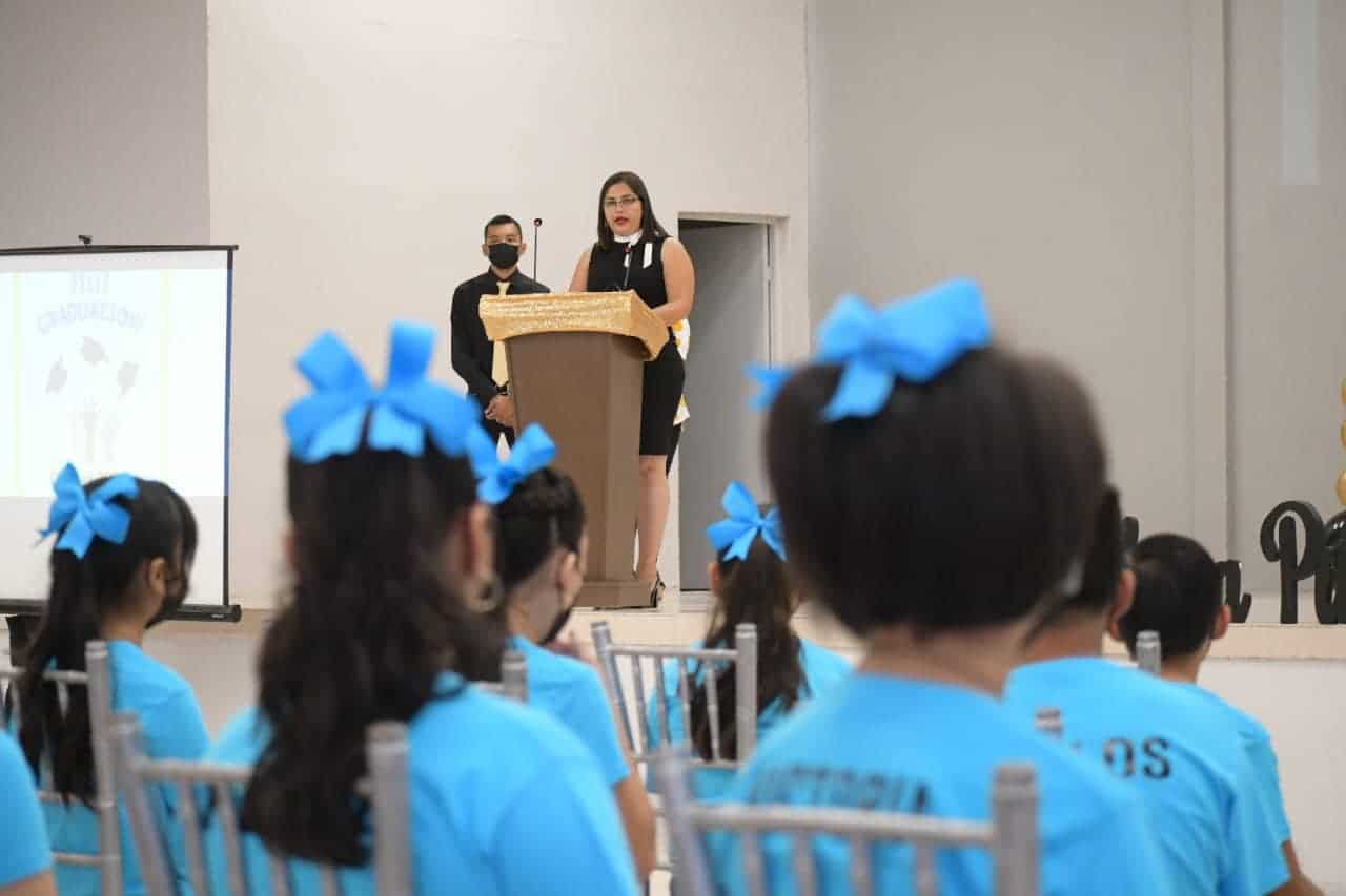 Amadrina Pily Valenzuela a la generación 2016-2022 De la Emiliano Zapata Urbana