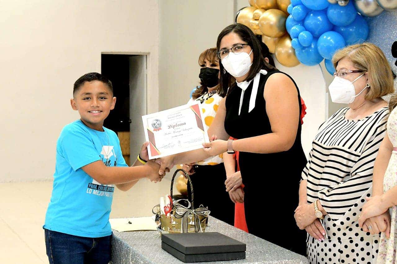Amadrina Pily Valenzuela a la generación 2016-2022 De la Emiliano Zapata Urbana