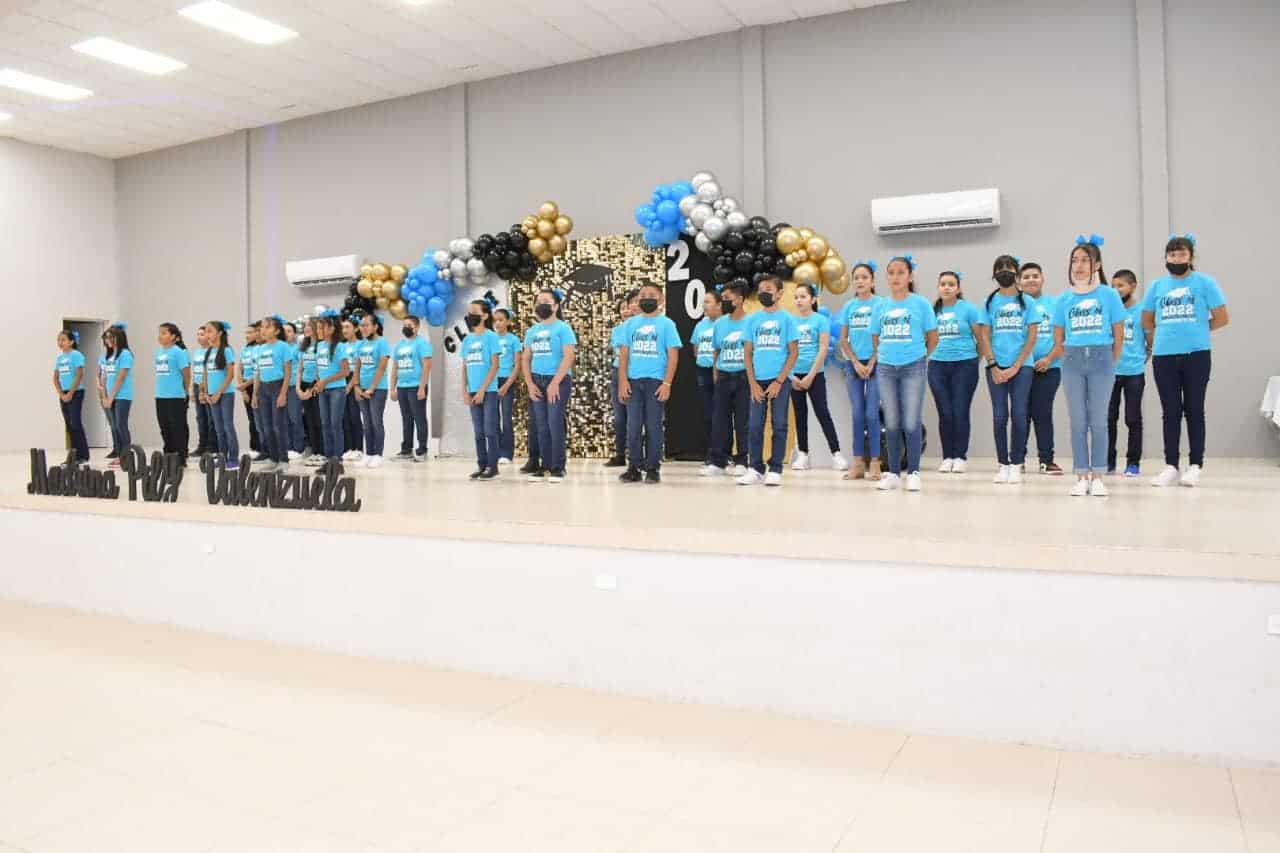 Amadrina Pily Valenzuela a la generación 2016-2022 De la Emiliano Zapata Urbana