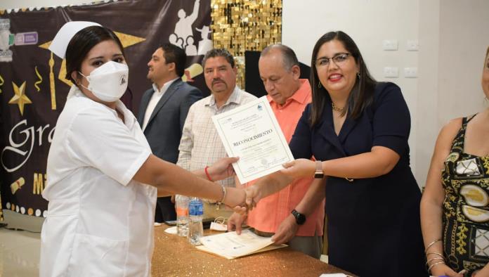 Gradúan 108 alumnos de misiones culturales; De enfermería, computación y danza