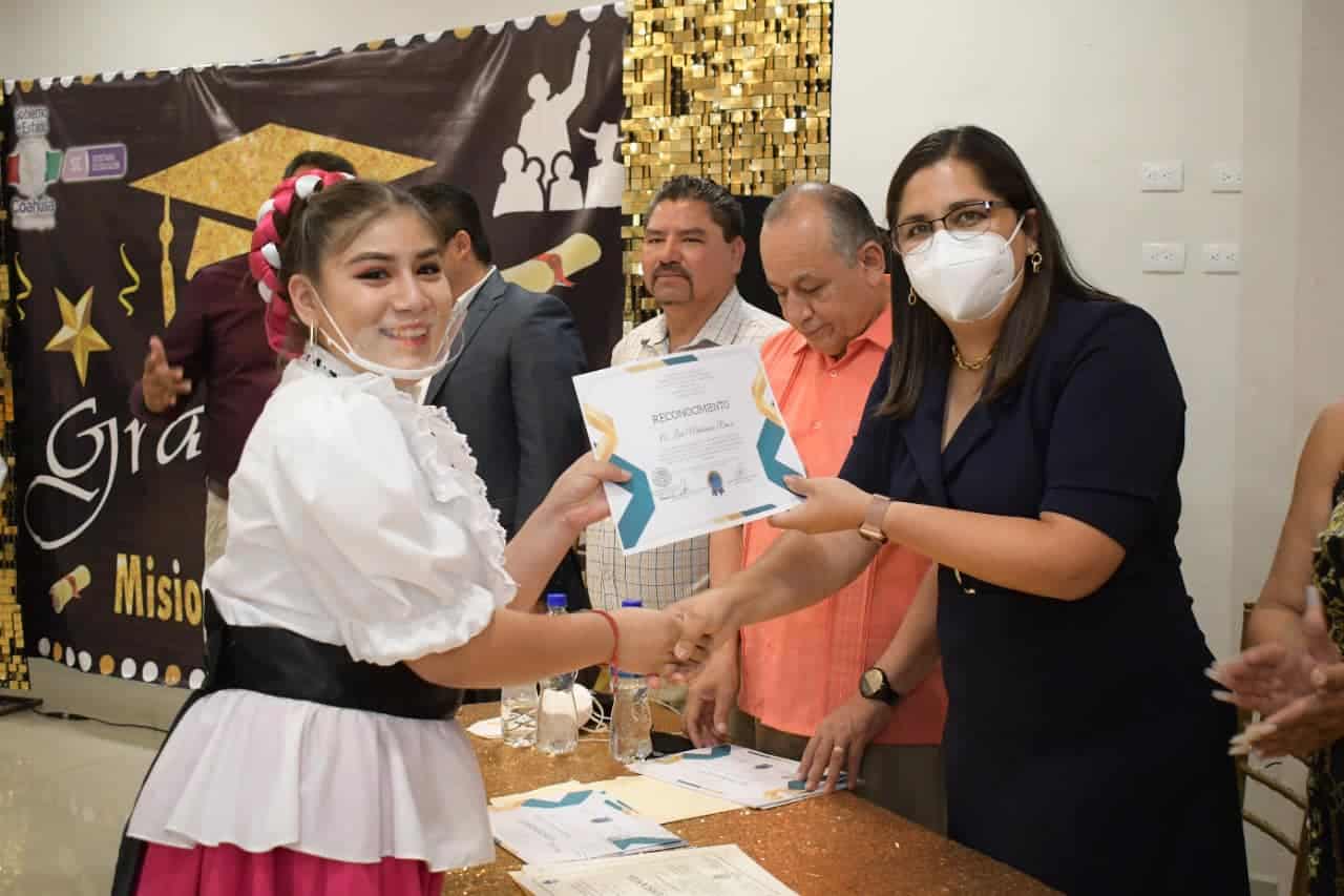 Gradúan 108 alumnos de misiones culturales; De enfermería, computación y danza