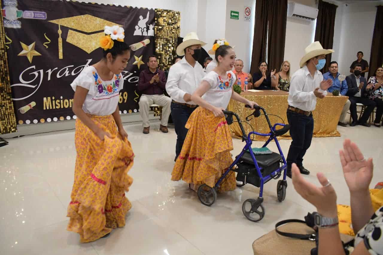 Gradúan 108 alumnos de misiones culturales; De enfermería, computación y danza