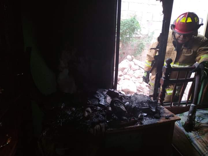 SE QUEMA VIVIENDA; UNA VELADORA LO OCASIONÓ