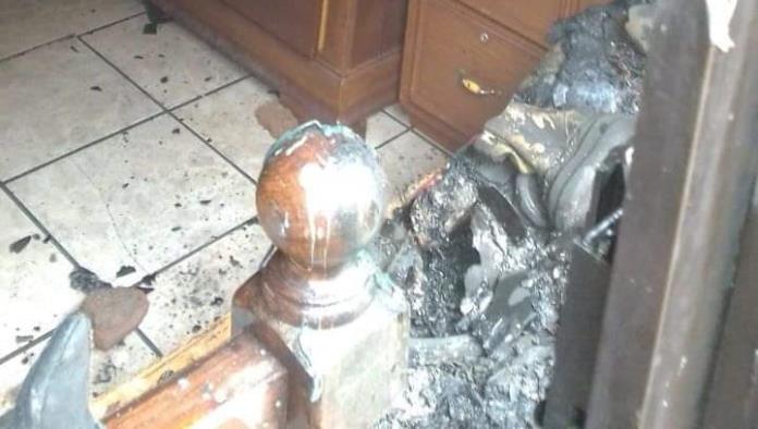 SE QUEMA VIVIENDA; UNA VELADORA LO OCASIONÓ