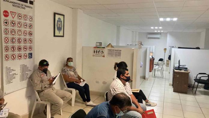 Por vacaciones abarrotan trámites de licencias de conducir