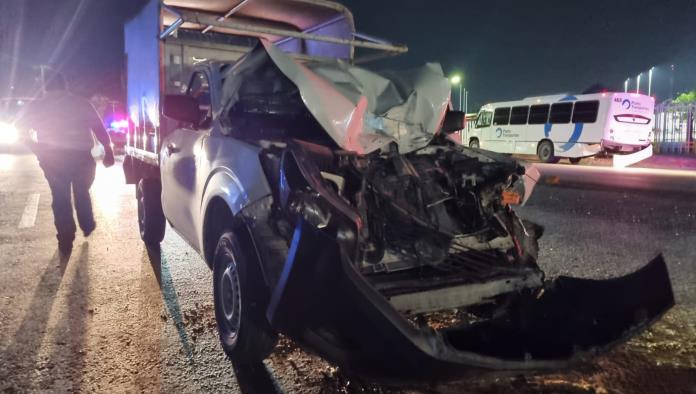 Camión de transporte provoca fuerte accidente vial