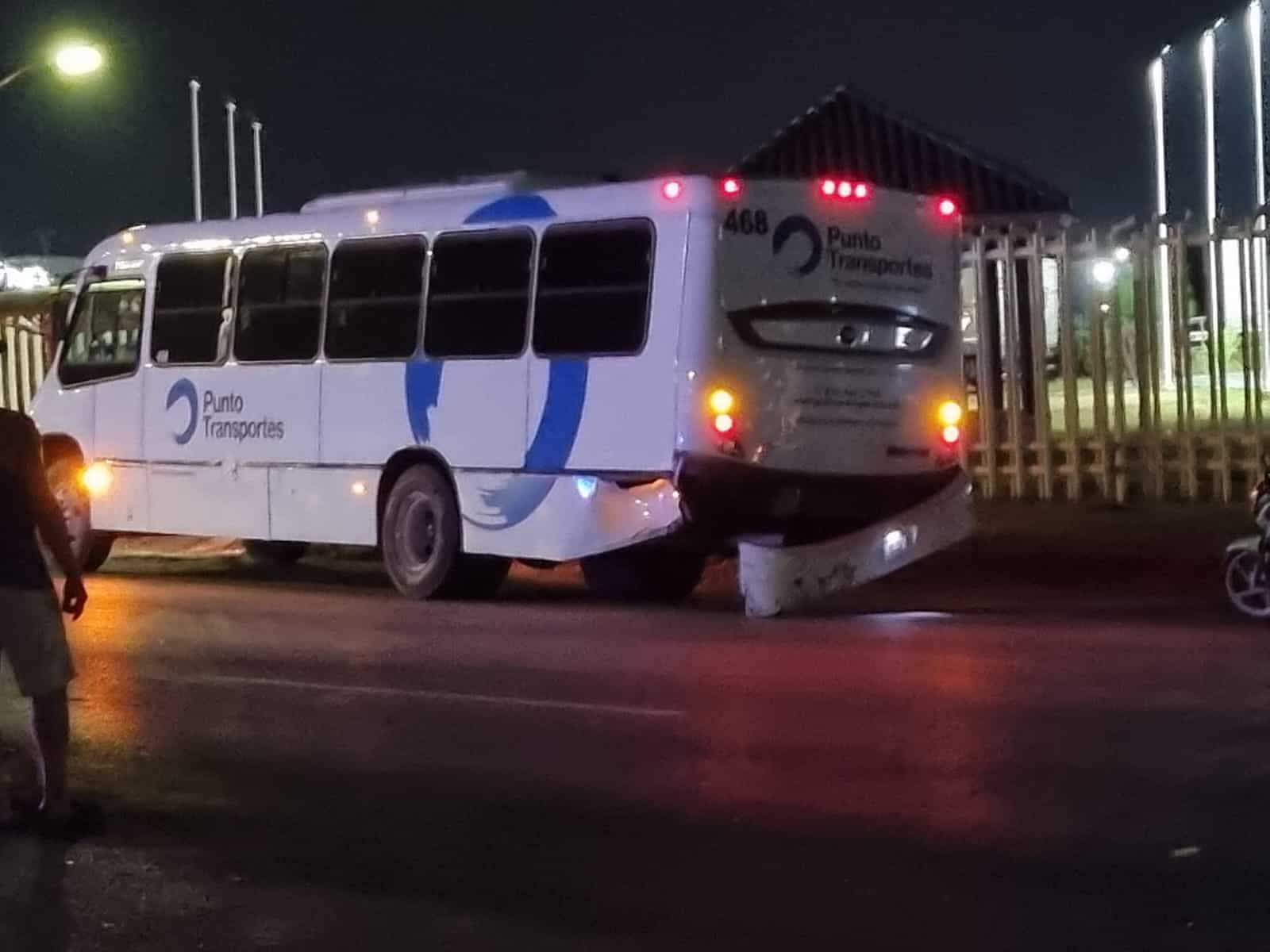 Camión de transporte provoca fuerte accidente vial