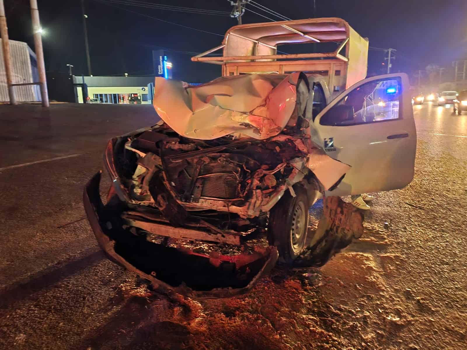 Camión de transporte provoca fuerte accidente vial