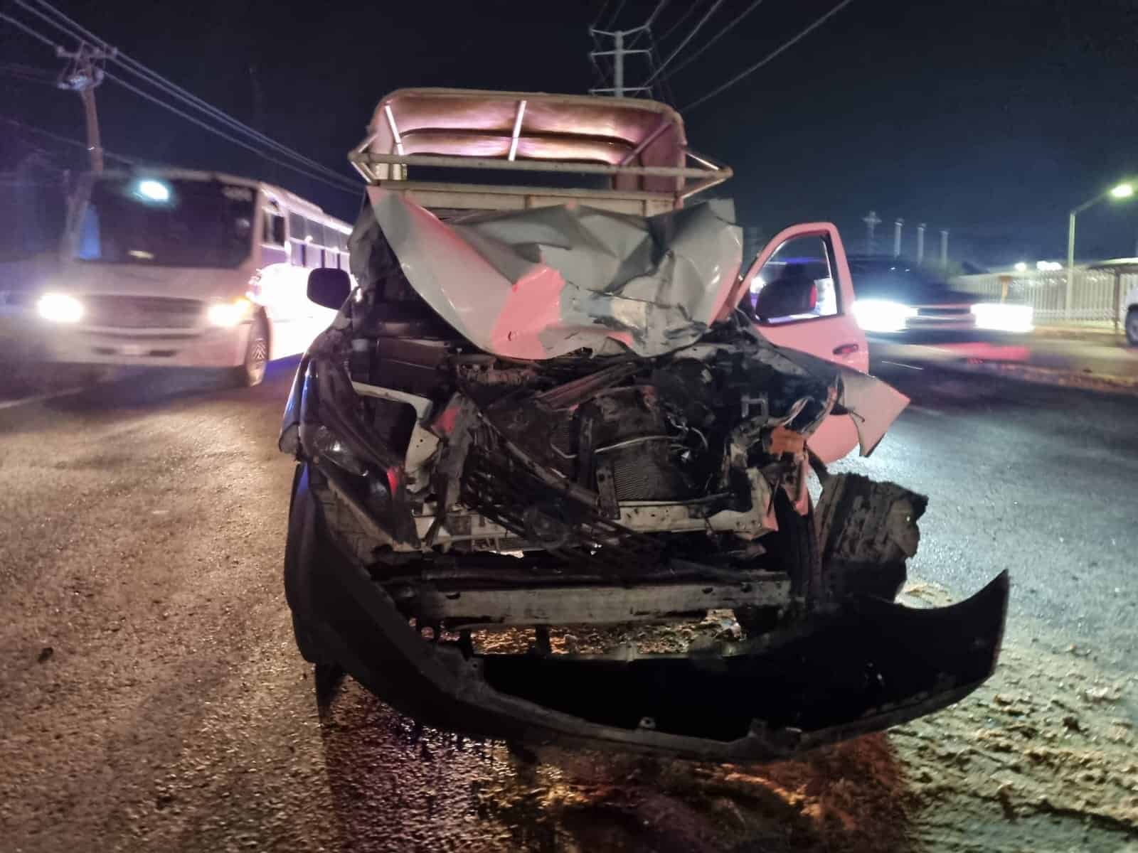 Camión de transporte provoca fuerte accidente vial