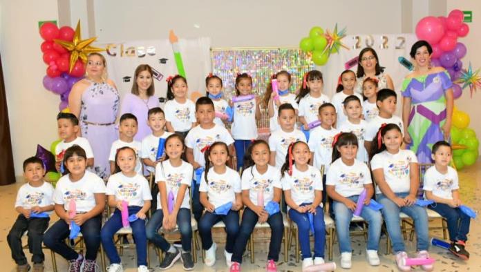 Amadrina Pily Valenzuela a kínder Estefanía Castañeda