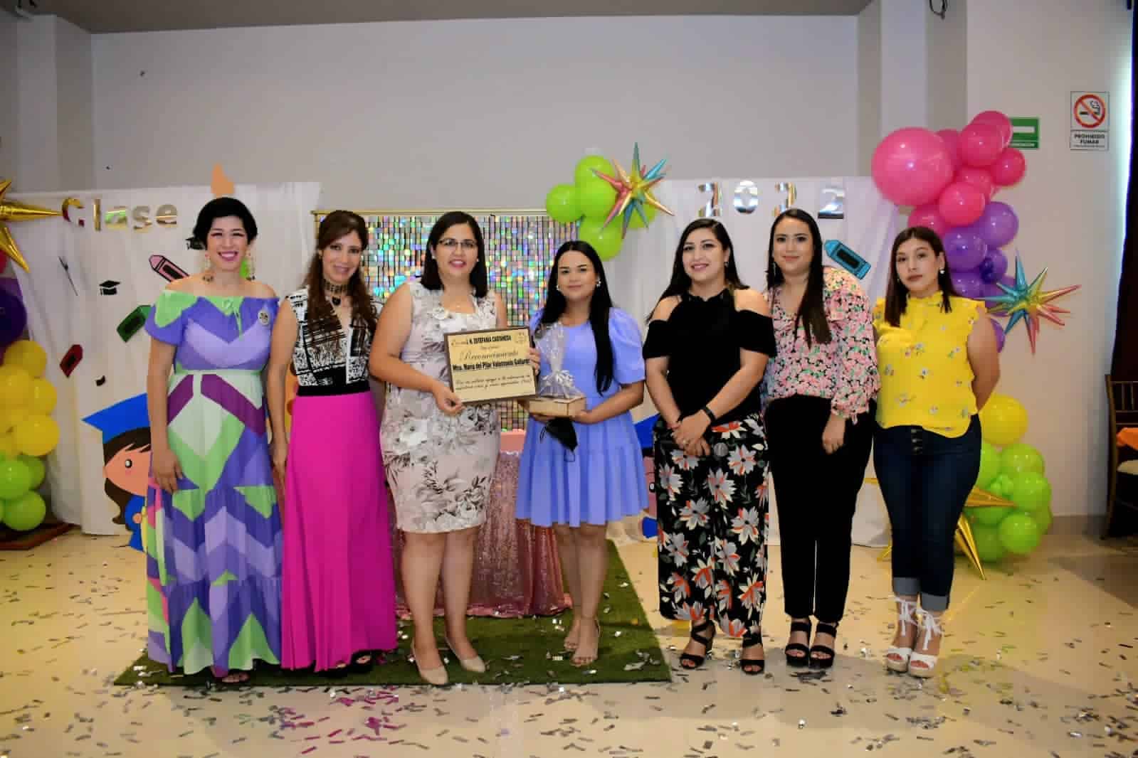 Amadrina Pily Valenzuela a kínder Estefanía Castañeda