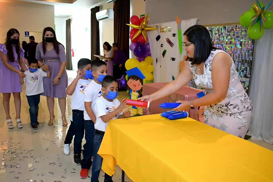 Amadrina Pily Valenzuela a kínder Estefanía Castañeda