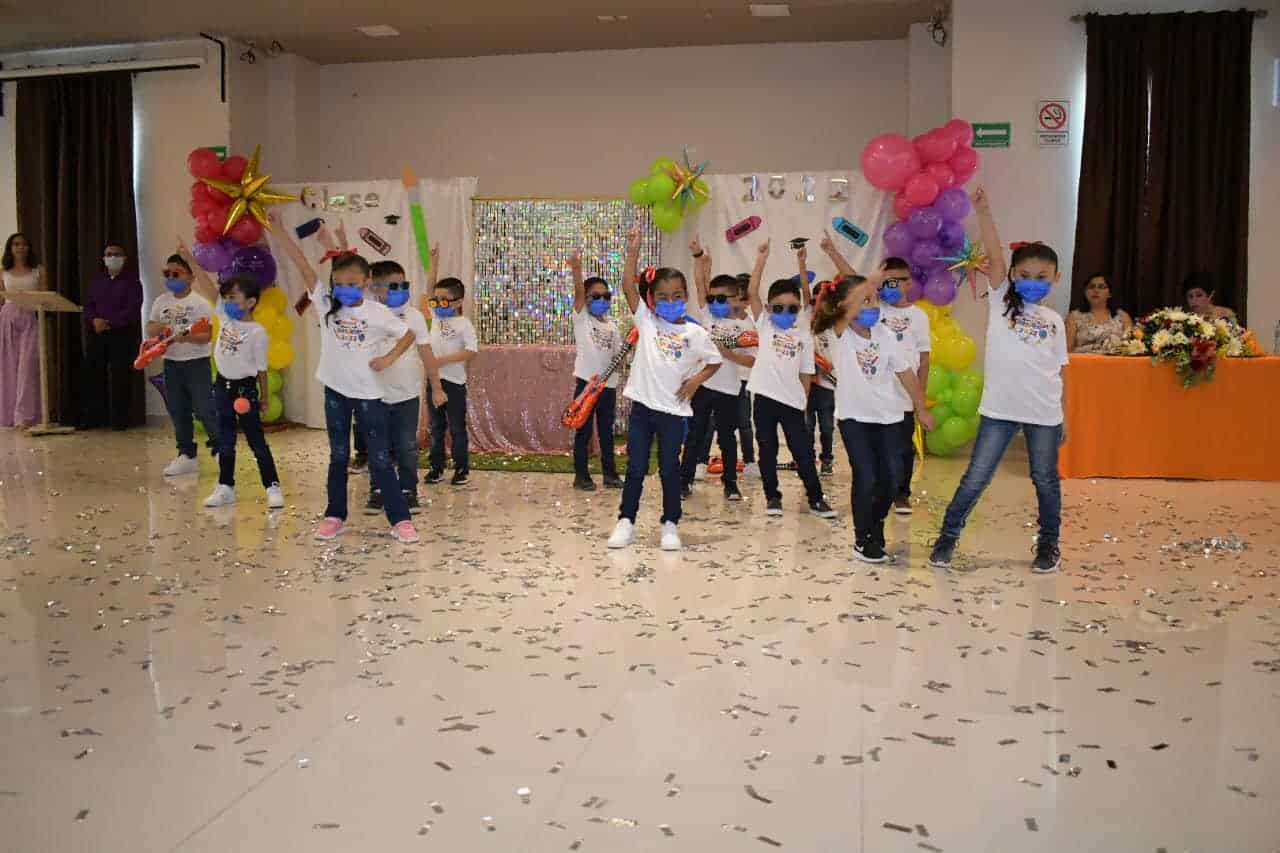 Amadrina Pily Valenzuela a kínder Estefanía Castañeda