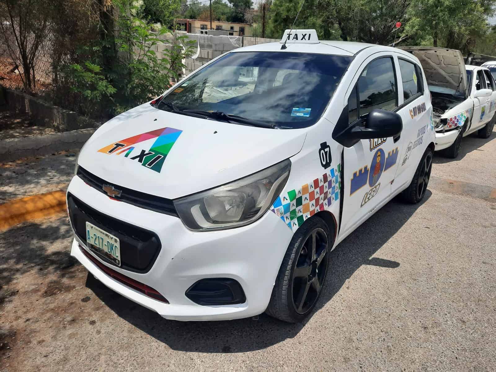 Colisionan taxistas En Altos de Santa Teresa