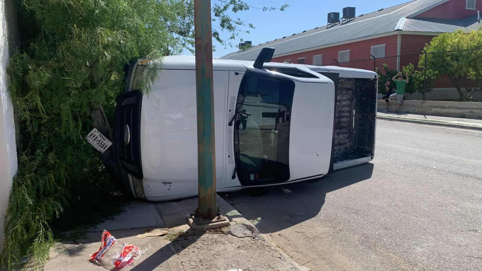 Ocasiona fuerte choque volcadura; Enfurecida al volante