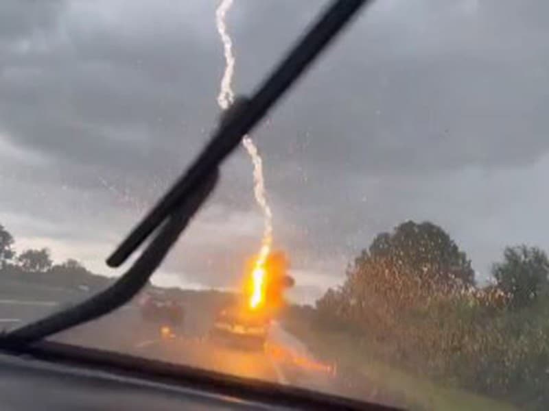 Mujer capta rayo golpeando una camioneta en Florida