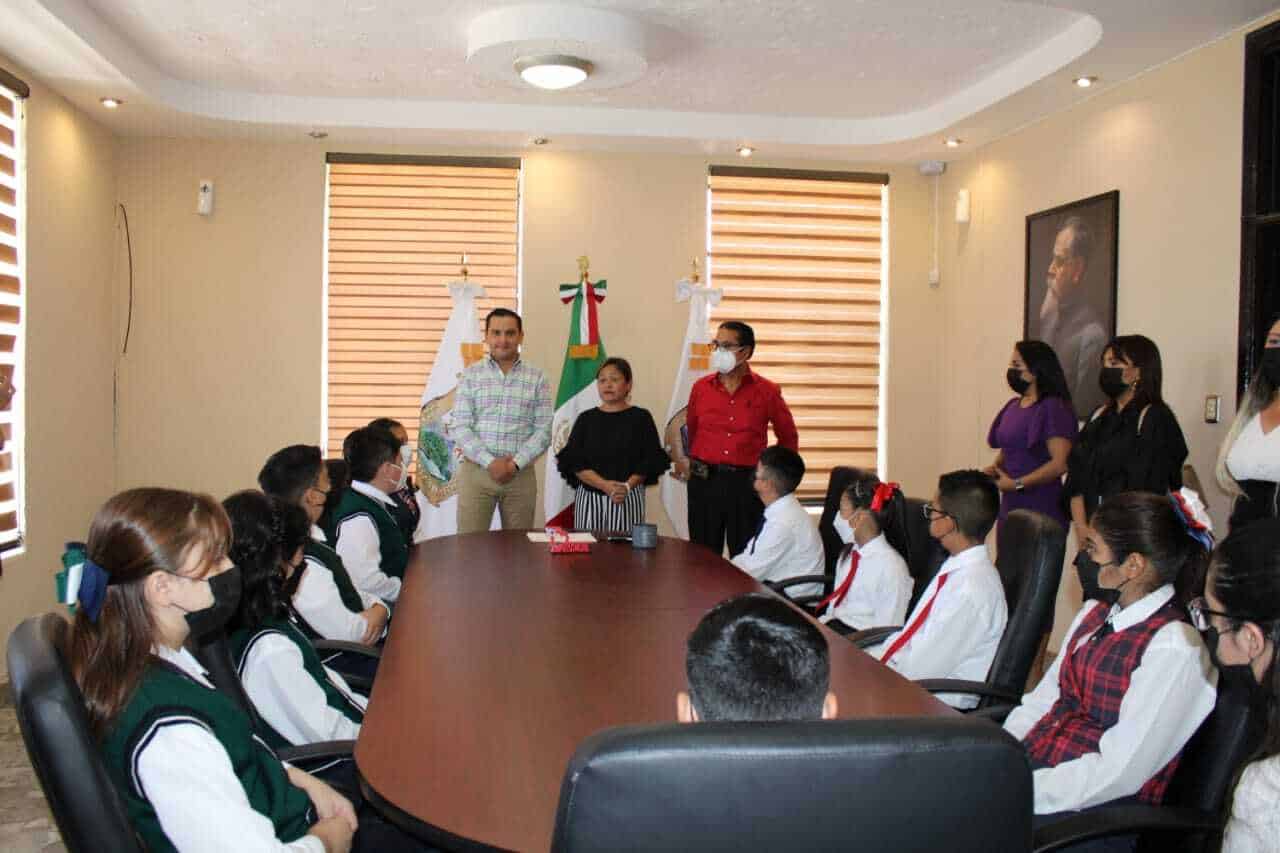 Reconoce Pepe Díaz a estudiantes destacados