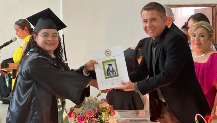 San Buenaventura: Apadrina Hugo a estudiantes