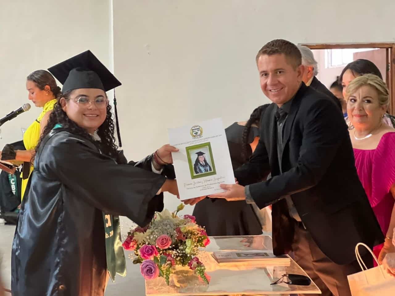 Alumnos del Centro de Bachillerato Tecnológico Agropecuario 209 General Bruno Neira González.