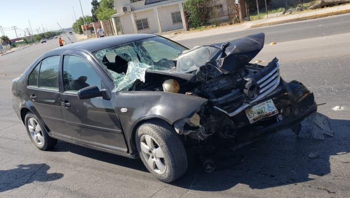 Choca con poste de CFE; Rápido y furioso Jetta