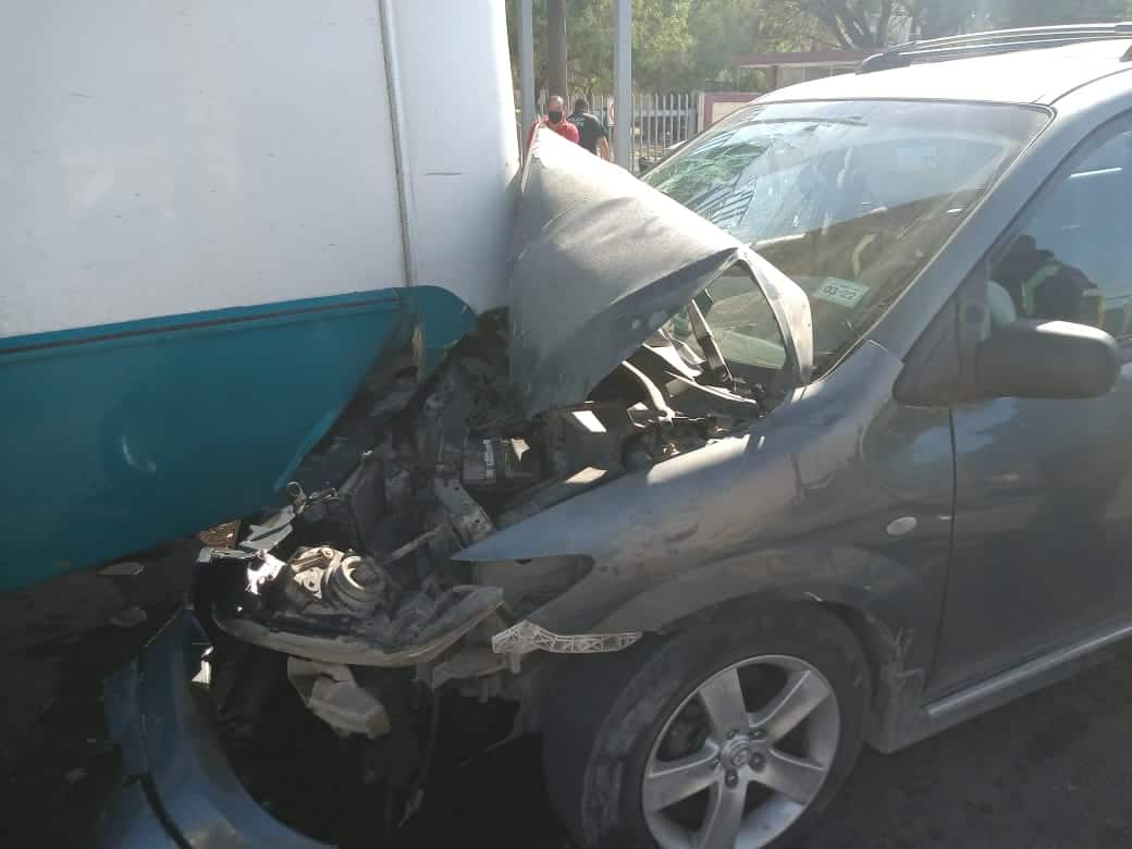 Se registra choque carambola; Entre 4 vehículos y un Acubus