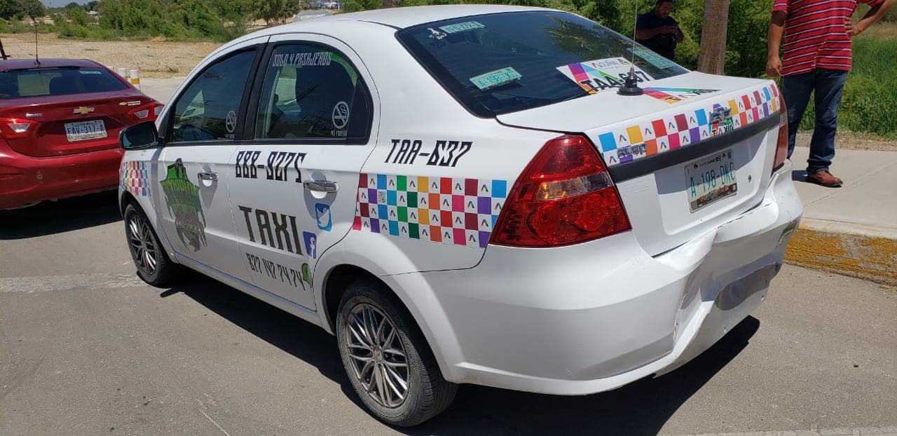 Le llega por atrás a taxi