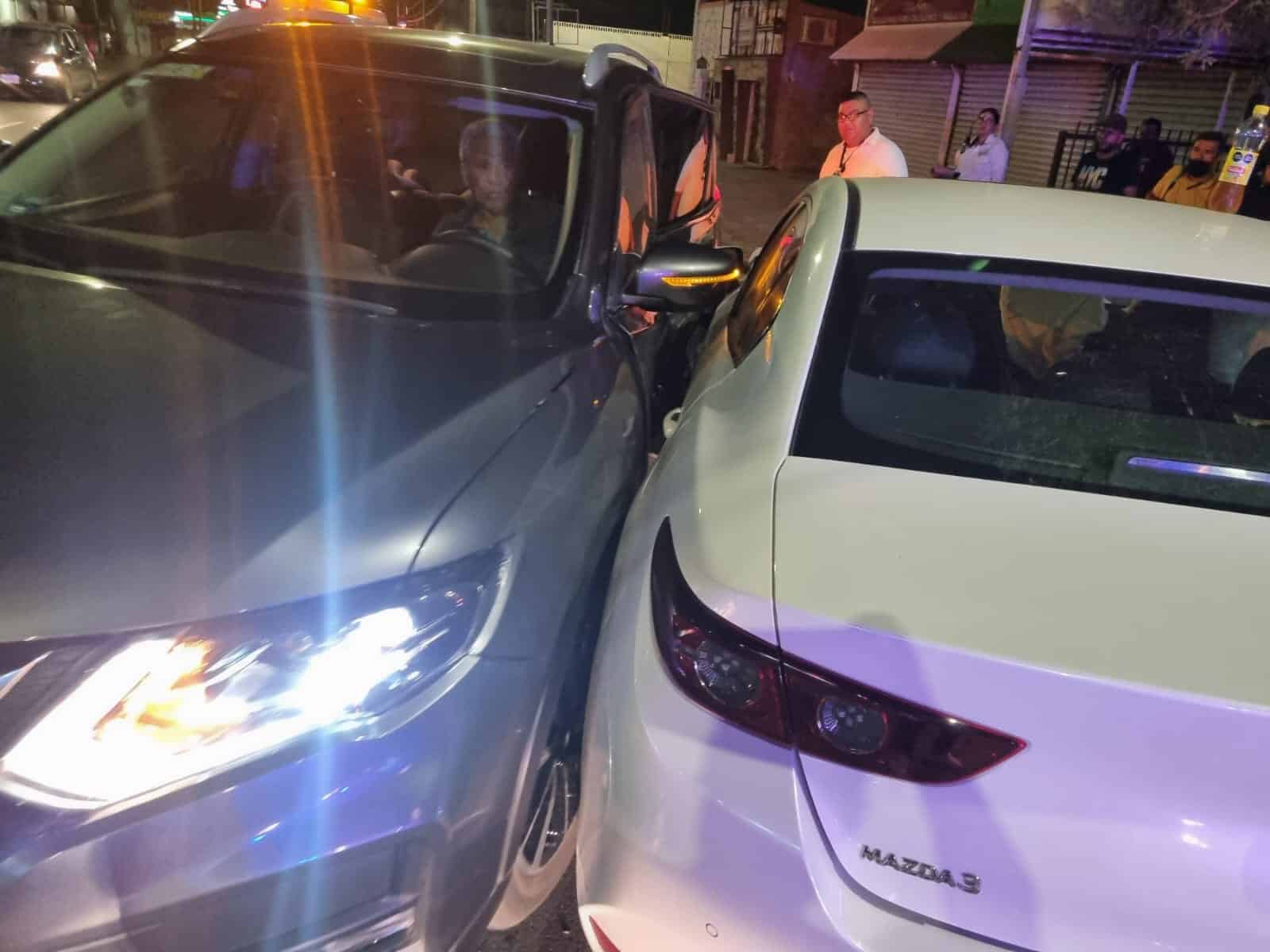 Da vuelta en U y causa choque; Imprudente conductor