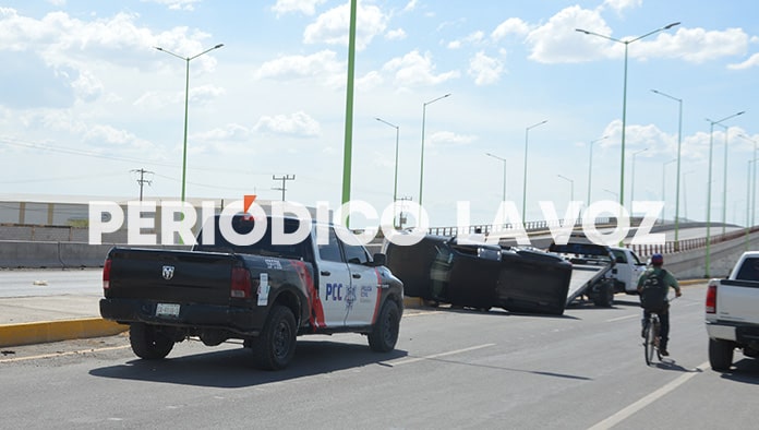 Aparatosa volcadura lo manda al hospital