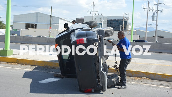 Aparatosa volcadura lo manda al hospital
