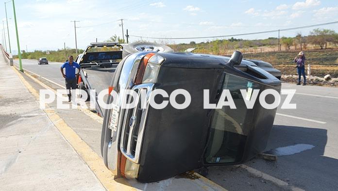 Aparatosa volcadura lo manda al hospital
