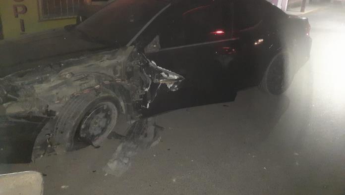 Se impacta en 2 autos; Por ir a exceso de velocidad