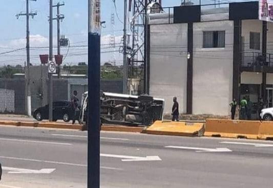 Se le atraviesa coche y vuelca 