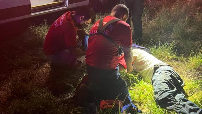 Migrante agotado, Se desploma en la carretera