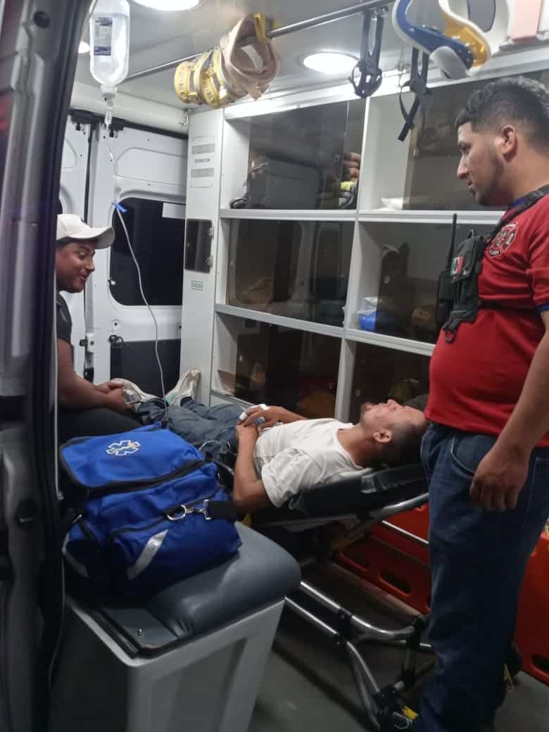 Migrante agotado, Se desploma en la carretera