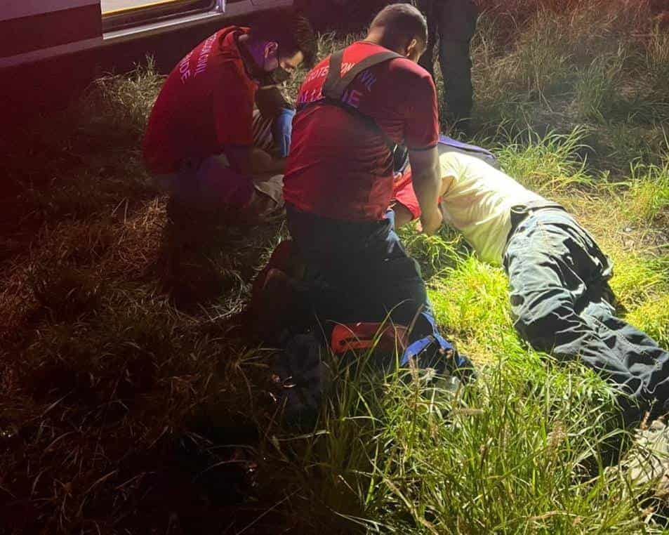 Migrante agotado, Se desploma en la carretera