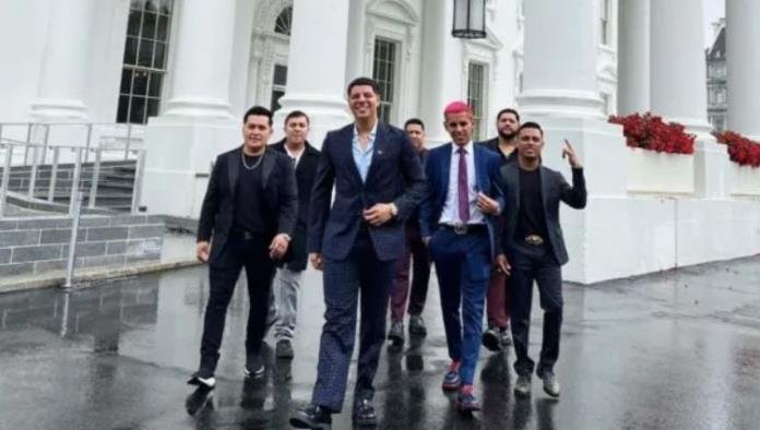 ‘Grupo Firme’ se pasea por la Casa Blanca y canta con los cocineros