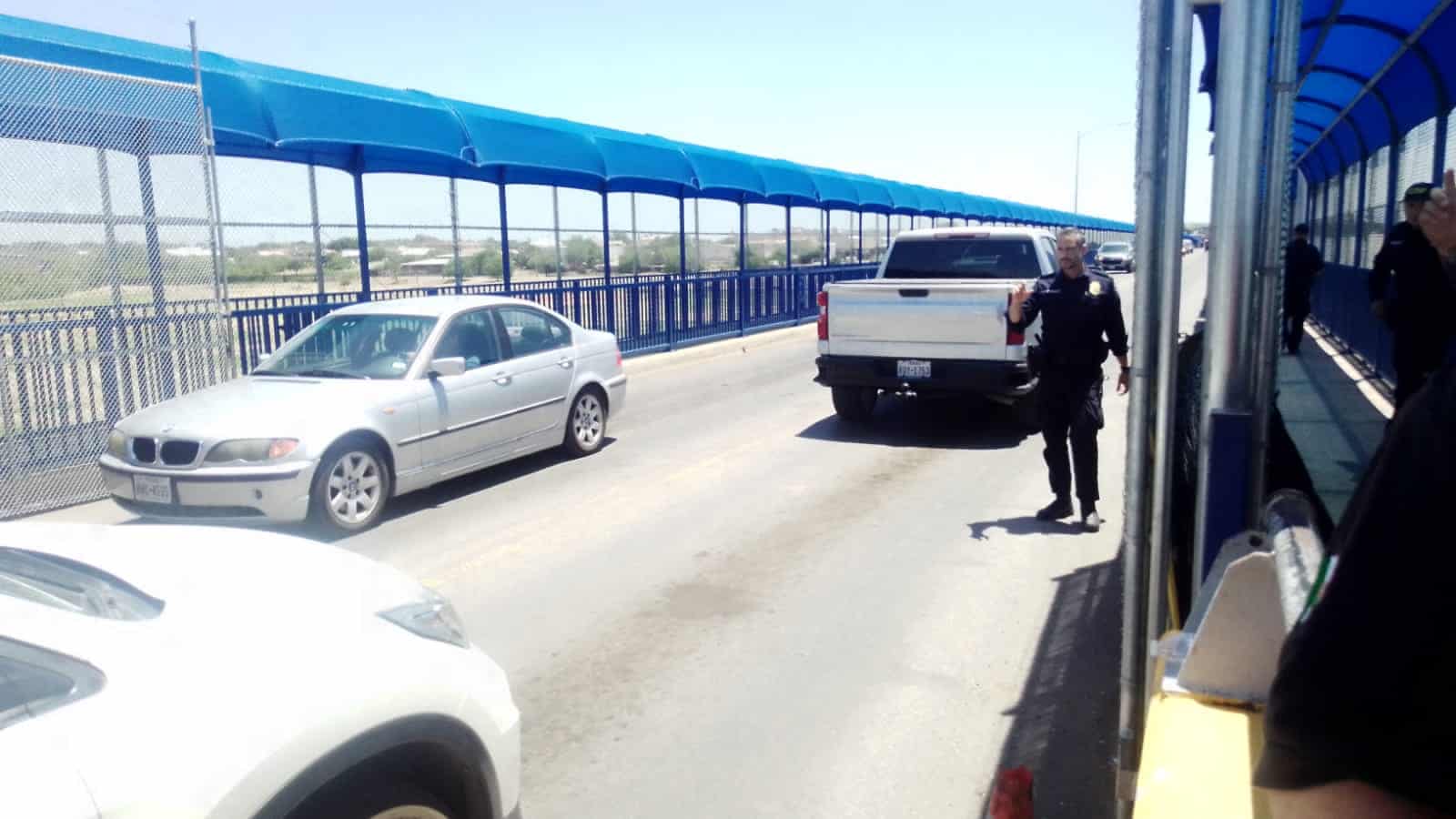 Cruza corriendo a los Estados Unidos; Por el Puente I