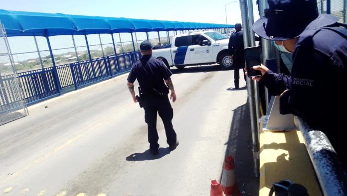 Cruza corriendo a los Estados Unidos; Por el Puente I